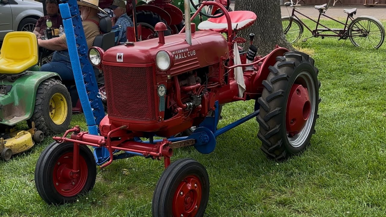 Тракторы Farmall Cub на местной выставке техники