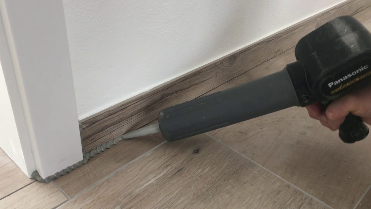 Fliesen-Sockelleiste elastisch versiegeln