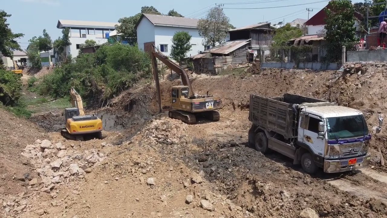 SHANTUI SD16L Bulldozer Pushing Topsoil03