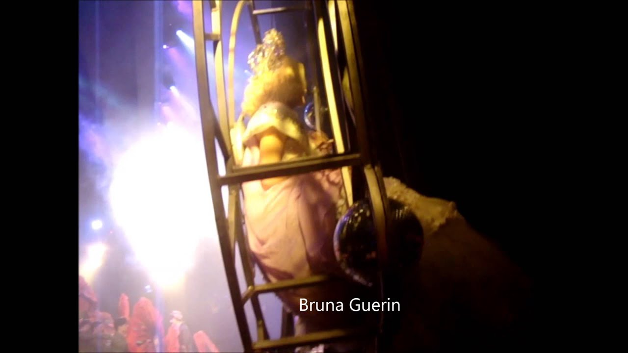 Glinda (Bruna Guerin) nos bastidores de O M&aacute;gico de Oz - Teatro Alfa