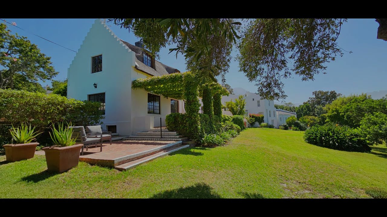 Cosy thatch Holiday House with private swimming pool in Somerset West, Cape Town, South Africa