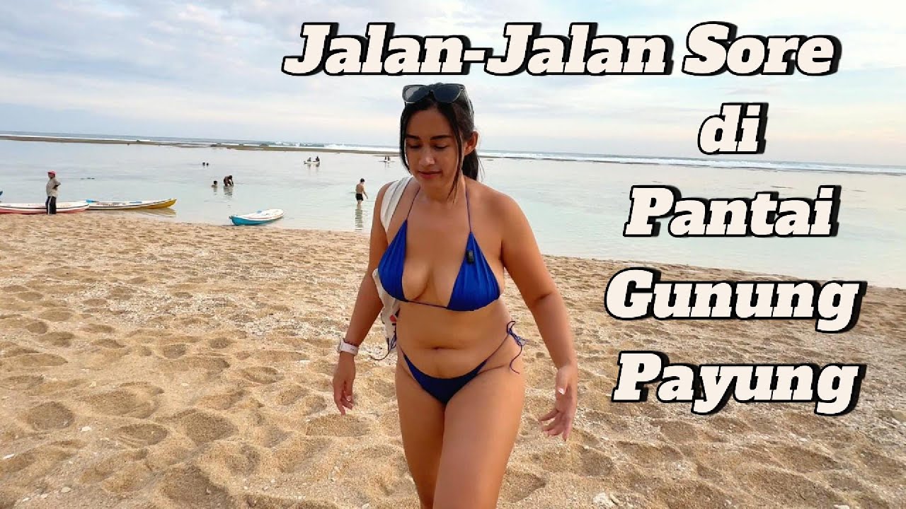 Pakai Bikini Warna Biru di Pantai Gunung Payung-Bali