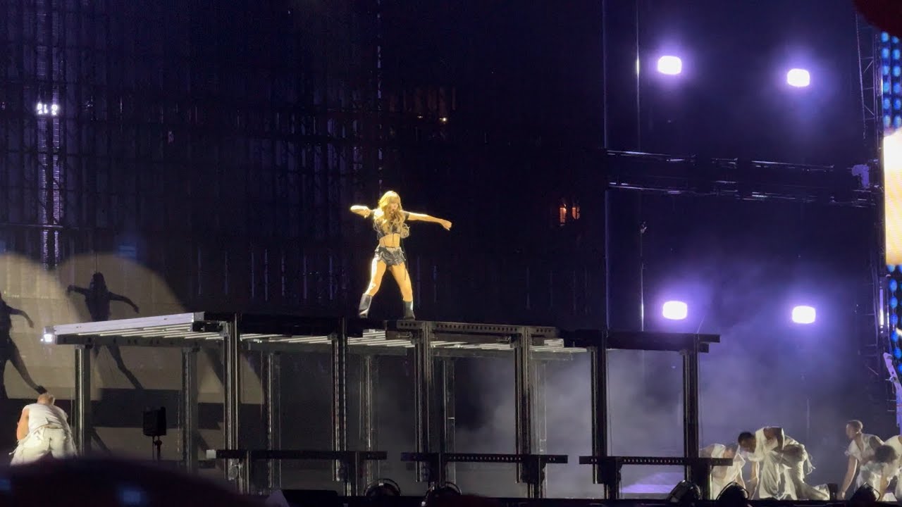 THUNDER (LISA SOLO) - BLACKPINK Deadline World Tour at Citi Field, NY!!!