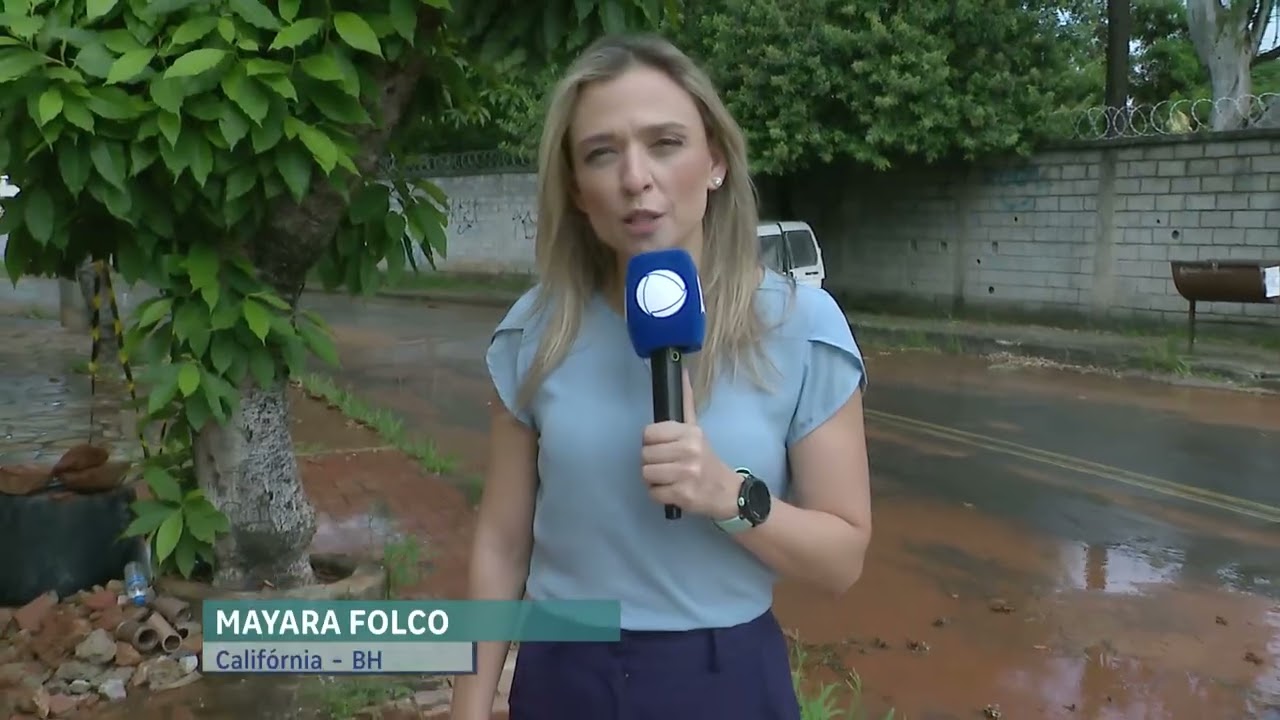 Vazamento de água em calçada preocupa moradores no bairro Califórnia, em BH