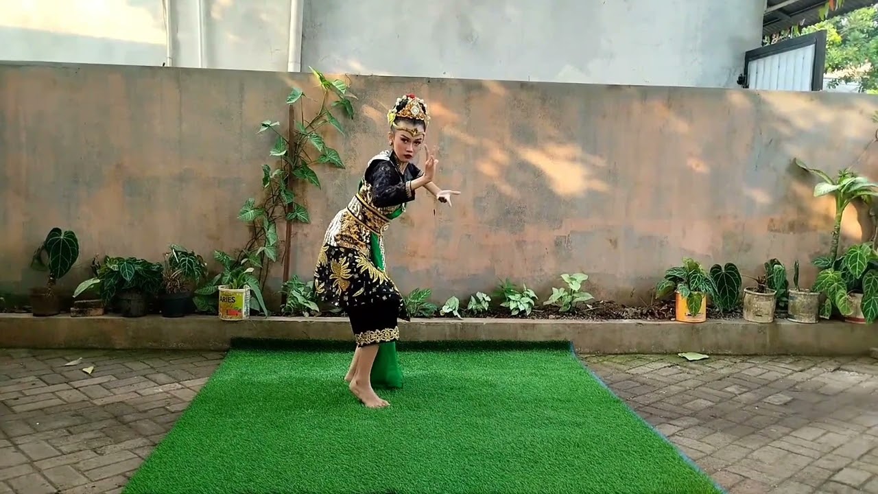 Tari Rawa Gede, penari Naura Thalita