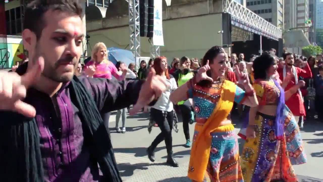 FLASHMOB na Paulista Bollywood Brazil 2016
