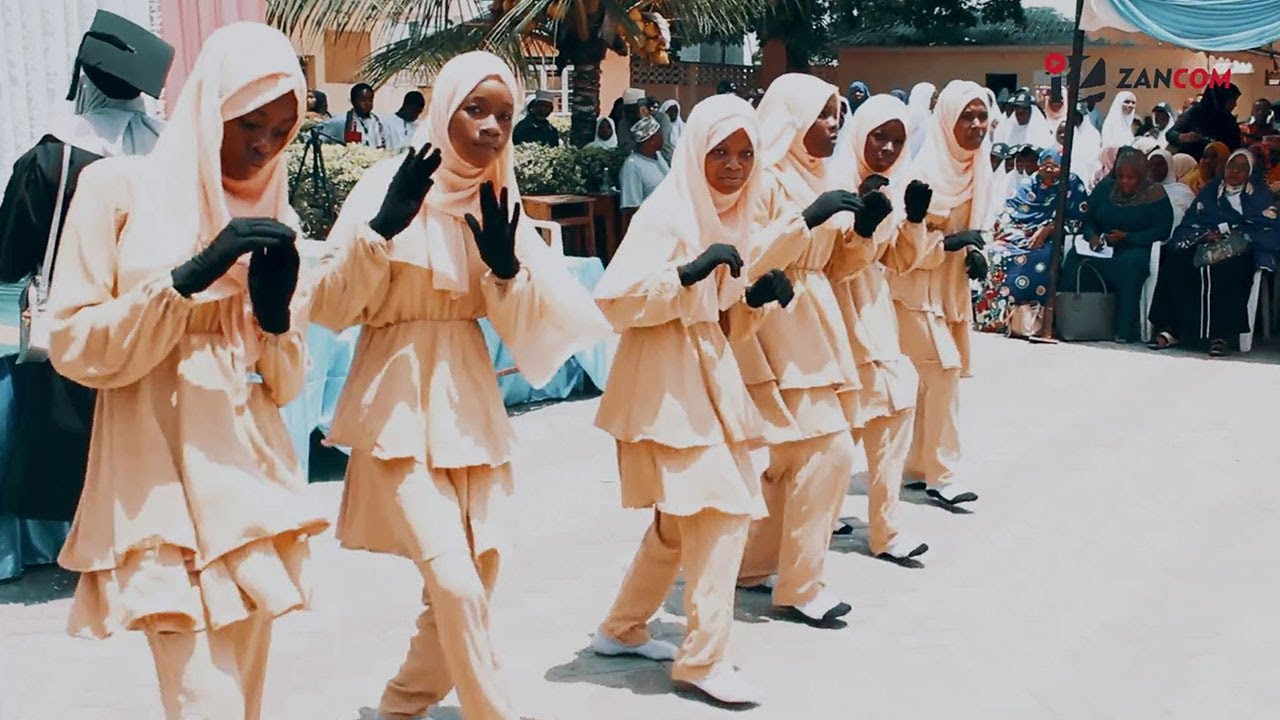 MASHA'ALLAH,UTAPENDA WANAFUNZI WANAVYOINGIA NA KUSOMA UTENZI KWENYE MAHAFALI YA AL-IHSAN GIRLS 2022.