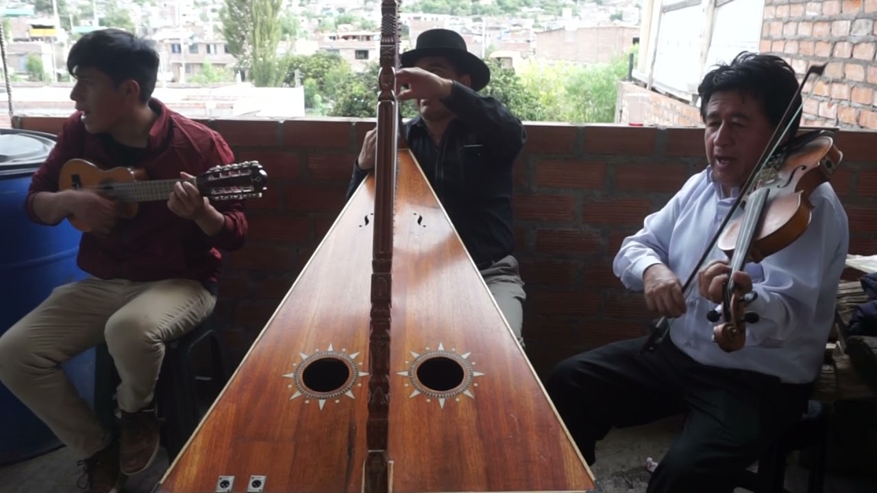 Marcial De la cruz en un cumpleaños en Ayacucho