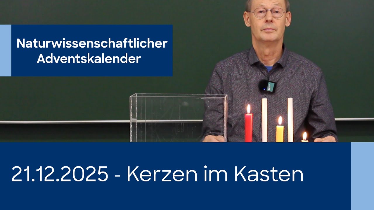 Unterschiedlich lange Kerzen im geschlossenen Glaskasten