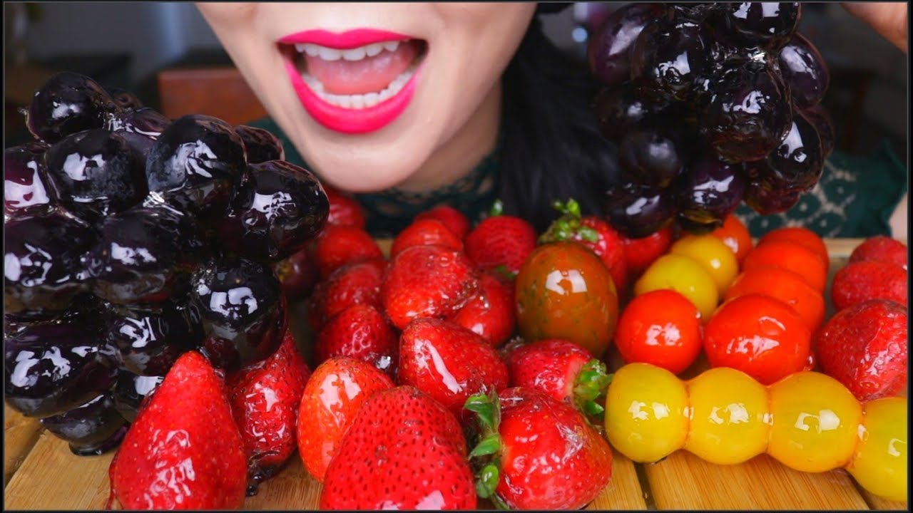 ASMR CANDIED FRUITS | TANGHULU 糖葫蘆  | STRAWBERRY | BLACK GRAPES | CRACKLY FRUIT EATING SOUNDS |