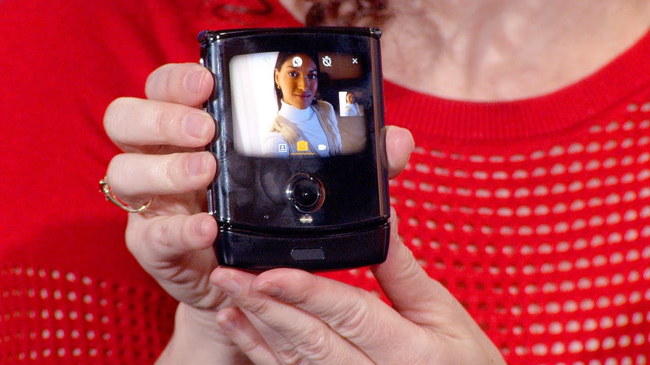 See the foldable Motorola Razr in action! (Live product demo)