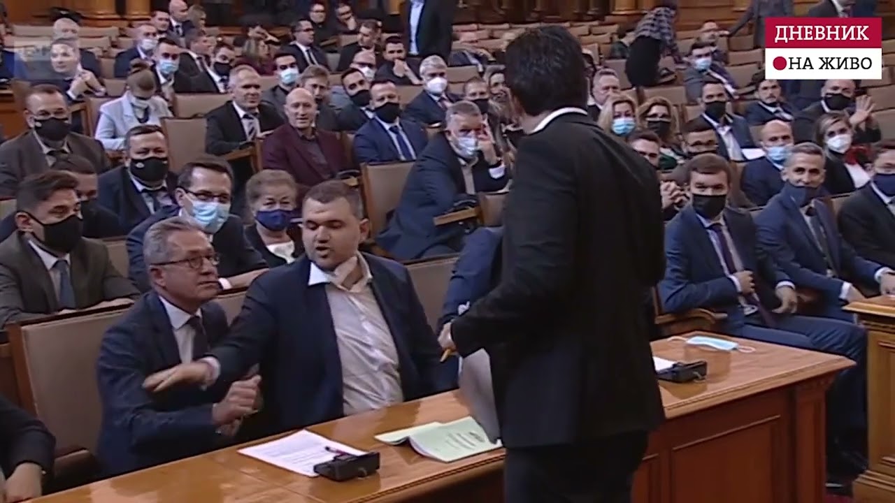 Какво си казаха Кирил Петков и Делян Пеевски в парламента