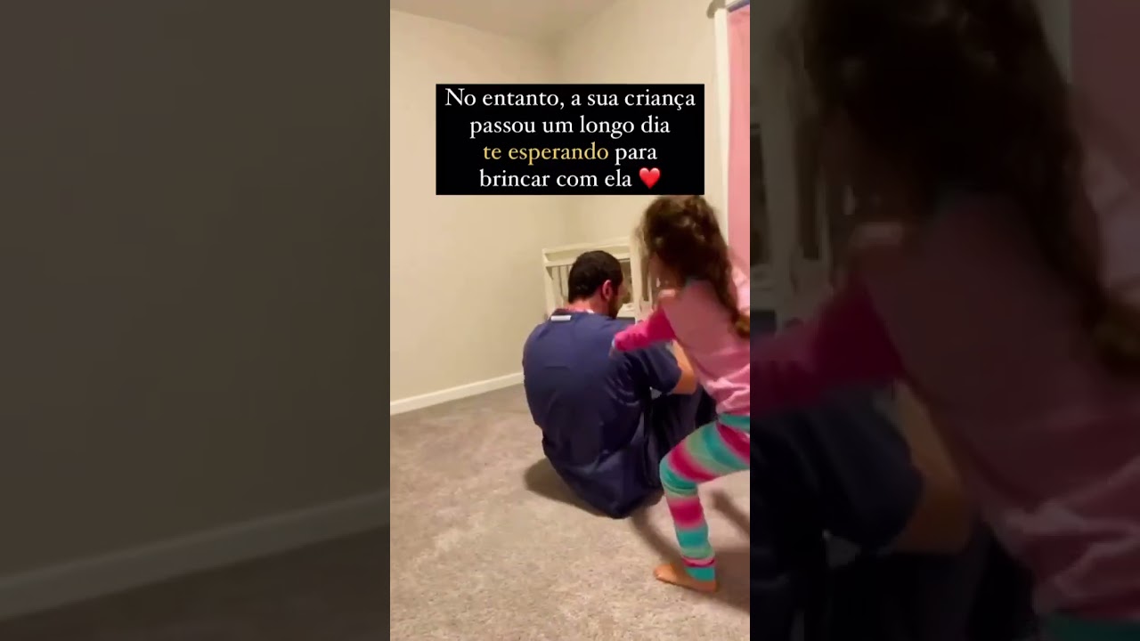 Pai brincando com as filhas: dias que n&atilde;o v&atilde;o se repetir