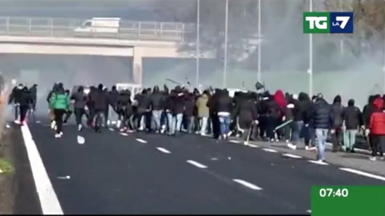 Scontri tra tifosi della Roma e del Napoli in A1,  incontro al Viminale tra Piantedosi e Lega Calcio