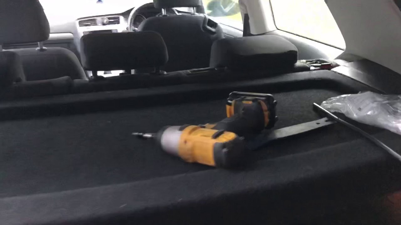 Замена сливного шланга в задней двери багажника VW Golf MK7