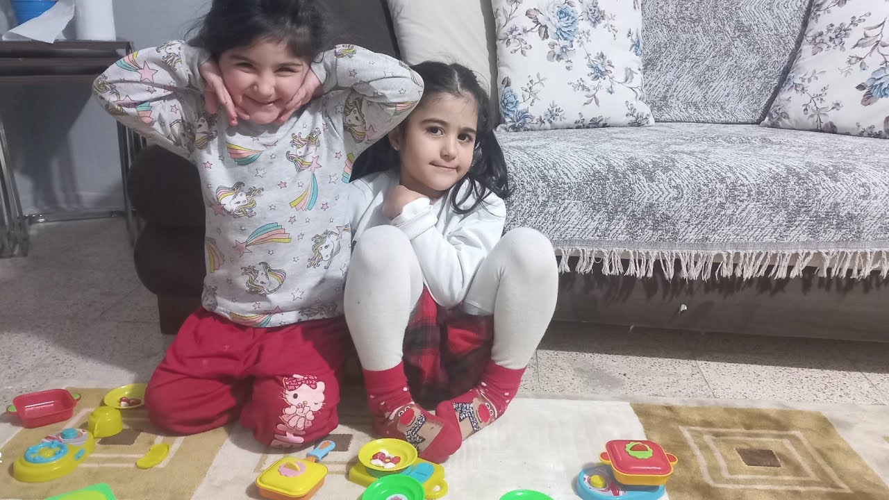 Kızlar bana yemek yapîyor birlikte oyun oynuyoruz 🌸🎀#shortvideo #izmirvlog #oyun #evcilikoyunlari 