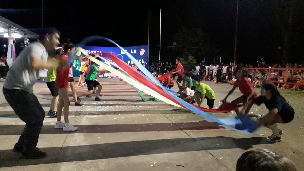 BAILE CON TELAS DE COLORES