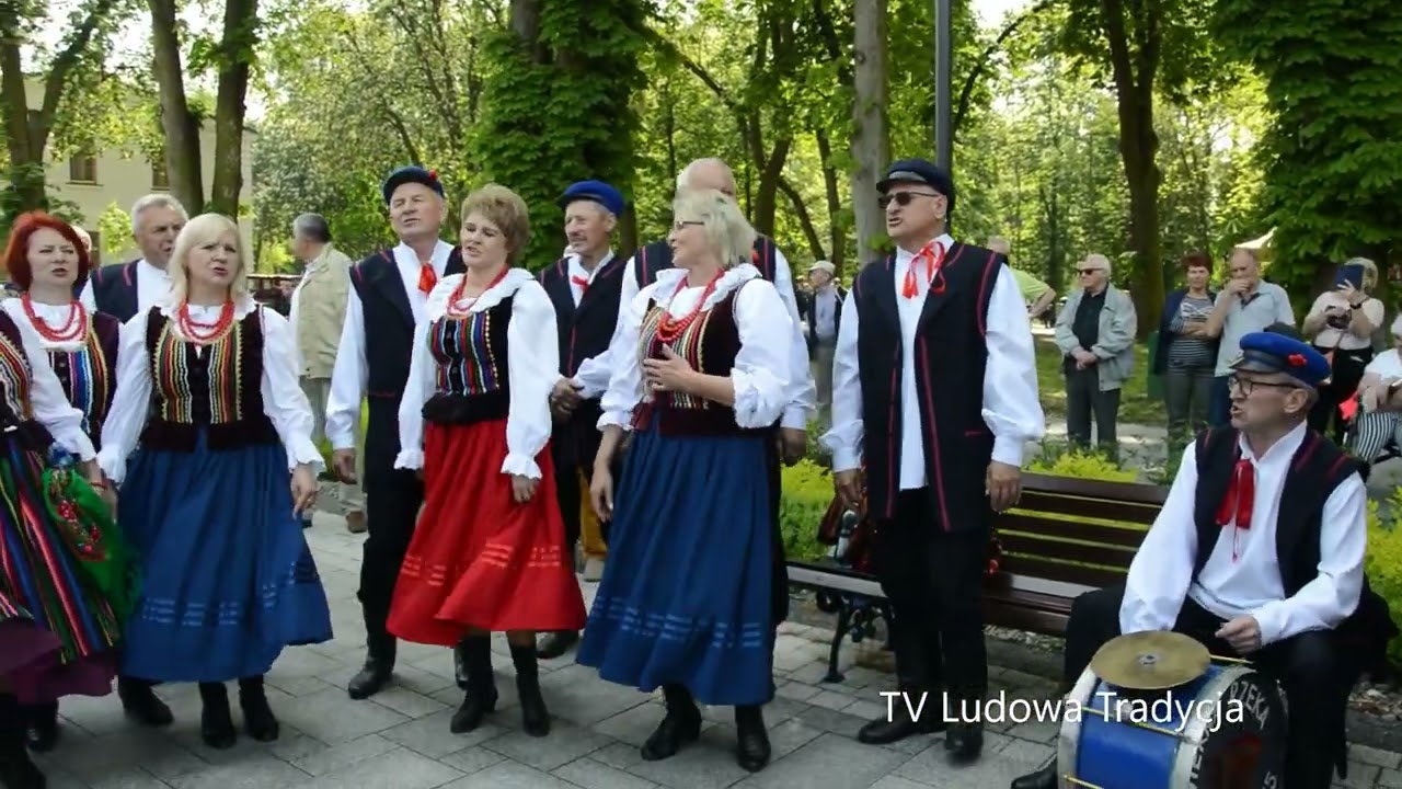 MŁODA DZIEWCZYNO KOCHAĆ SIĘ ŚPIESZ  pośpiewała w Parku 