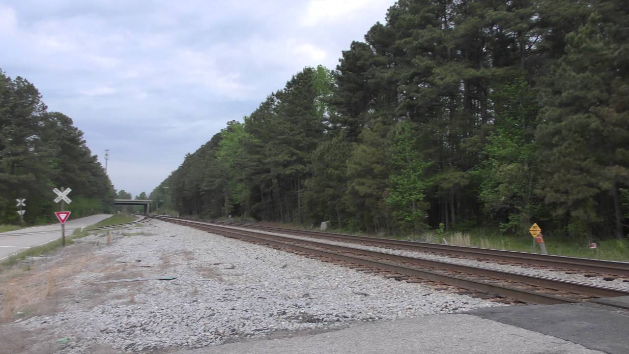 Amtrak horn duel-K5L vs. K5LA!