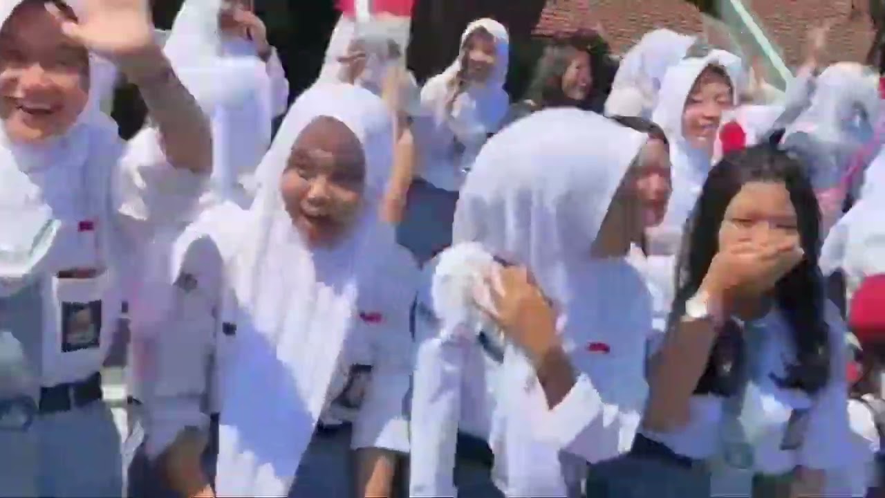 Sorak-sorai Anak-anak Indonesia dan Warga Sambut Presiden Prabowo Selama Perjalanan Solo - Klaten