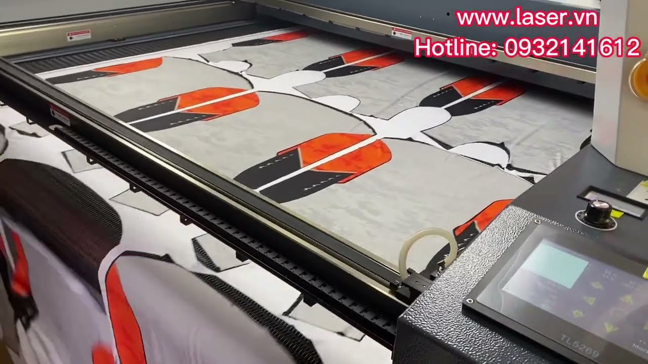 Máy cắt vải 2 đầu laser có bàn cuộn tự động