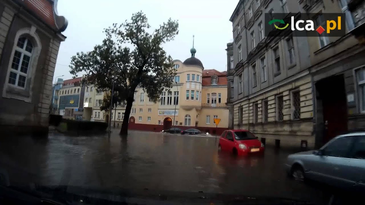 Zalane ulice Legnicy po przejściu kilkuminutowej burzy