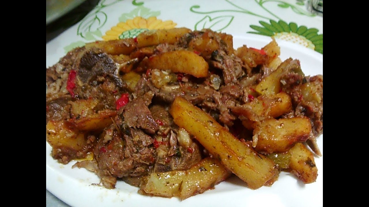 cordero al ajillo con patatas fritas