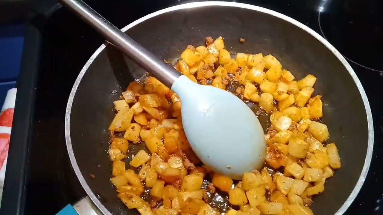 haciendo el almuerzo/papas con chorizo, desayuno exprés 😋 #food #almuerzo .