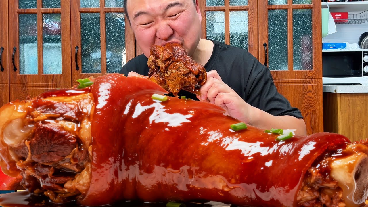 🔥【酱肘子拌饭】8斤巨无霸酱肘子拌饭！软糯脱骨一整个抱着啃，香到上头超满足！