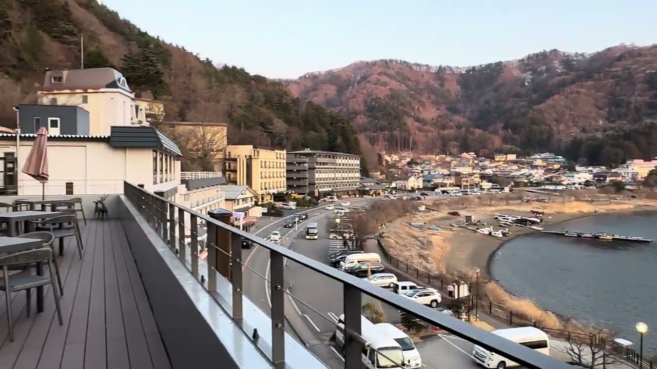 從富士吟景遠眺黃昏的河口湖與富士山