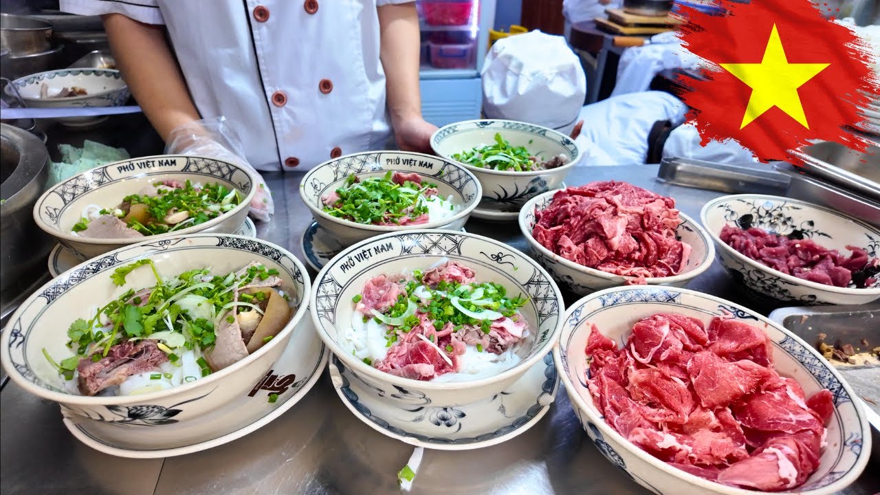 Must Try! Beef Pho - Vietnamese Breakfast According to Michelin Guide in Saigon - Vietnamese Food!!