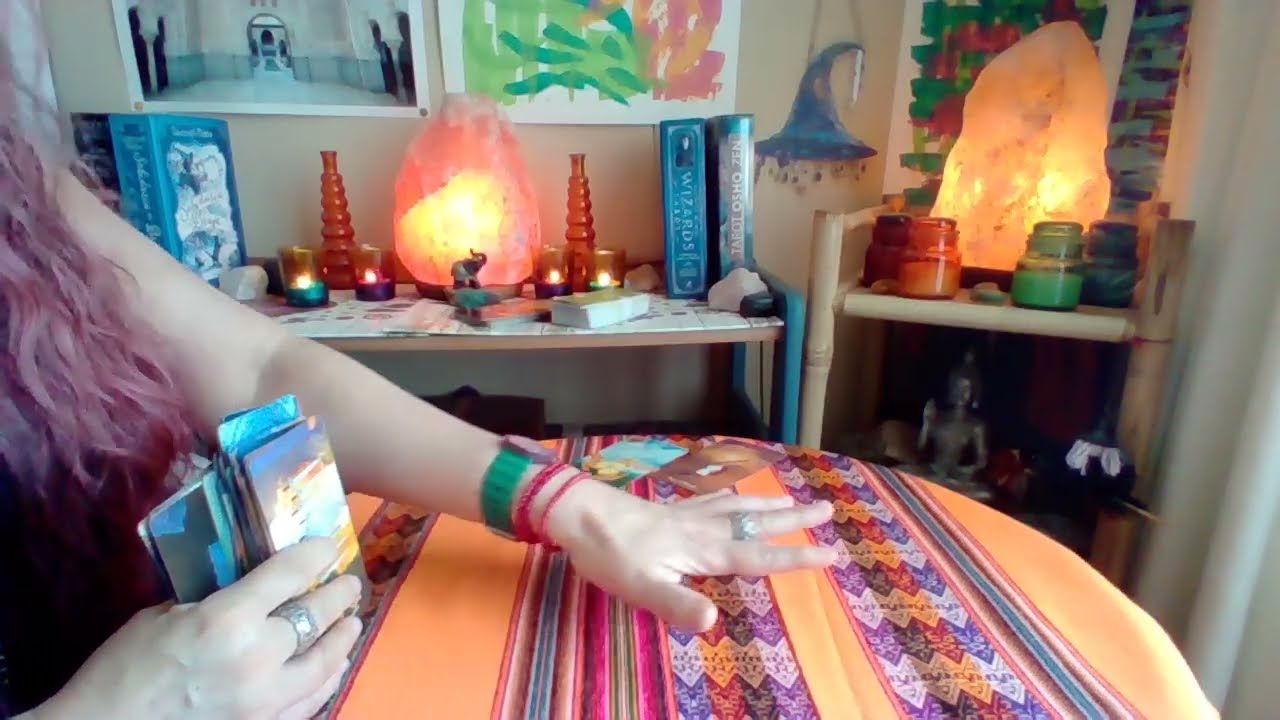 ESCORPIO!! 🔮Un vínculo quedó en standby, no estás moviendo nada!! Se quieren tú y esta persona!!