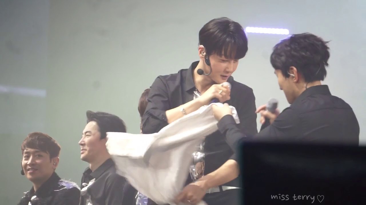 180324 신화 20주년 팬파티 - 희귀템공개 신혜성의 헤이컴온 티셔츠