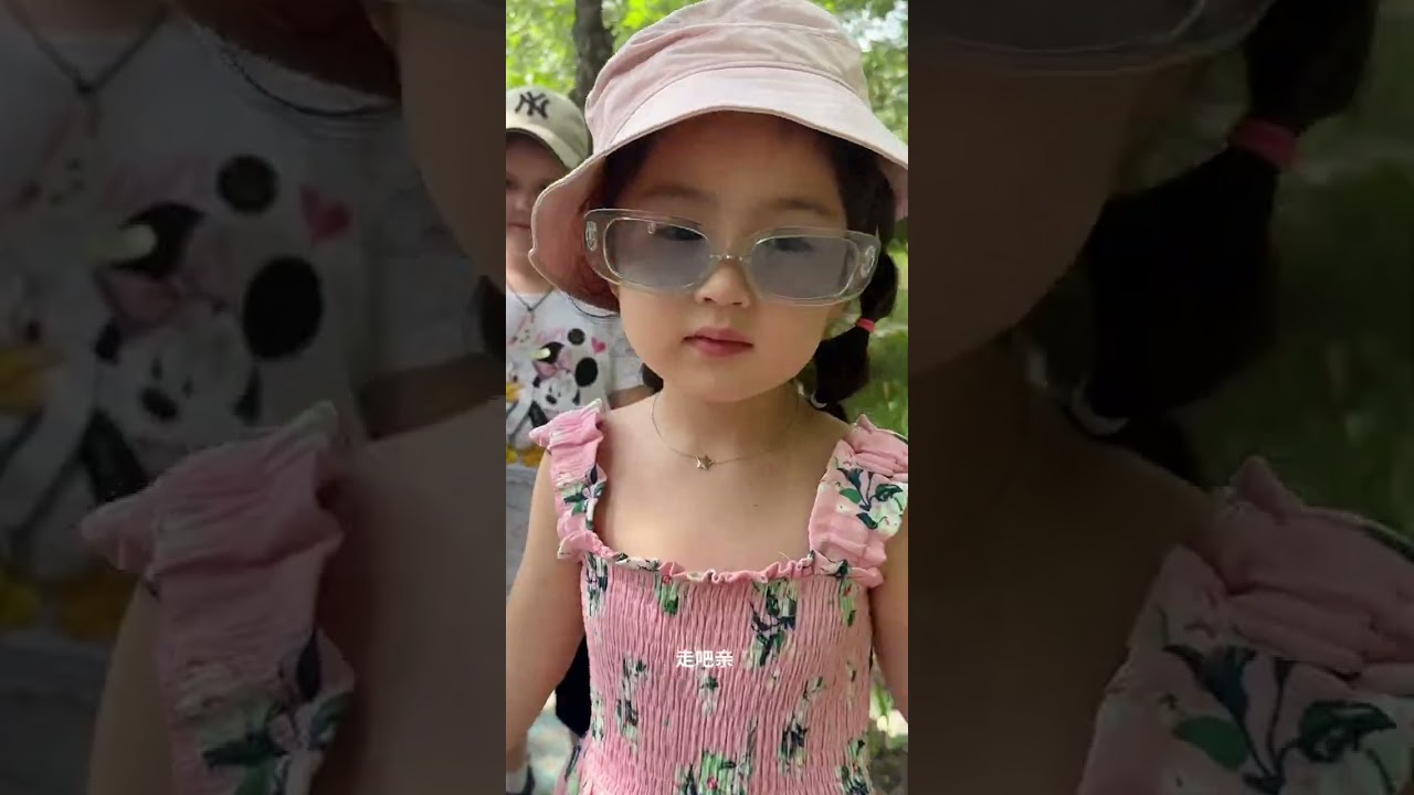 莉娜看到只有爸爸来接她放学，什么反应？