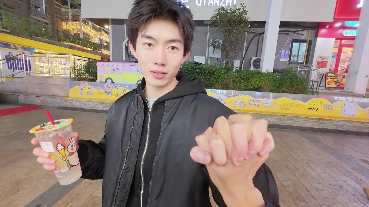 學長主動約我逛街？！當眾跟我十指緊扣又帶我去漆黑的公園是在？？[SUB]