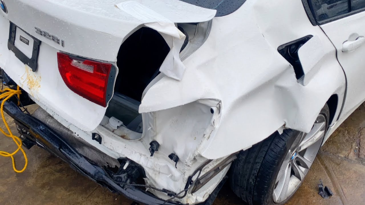 BMW 320 Rear-End Restoration: Reviving a Wrecked Beauty!