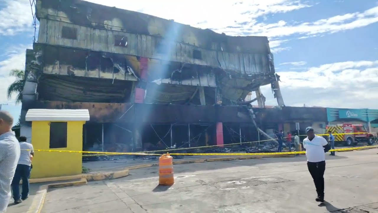  incendio en la sirena de villa Mella, tienda L&R comercial ayer #noticias  #viral #shorts 