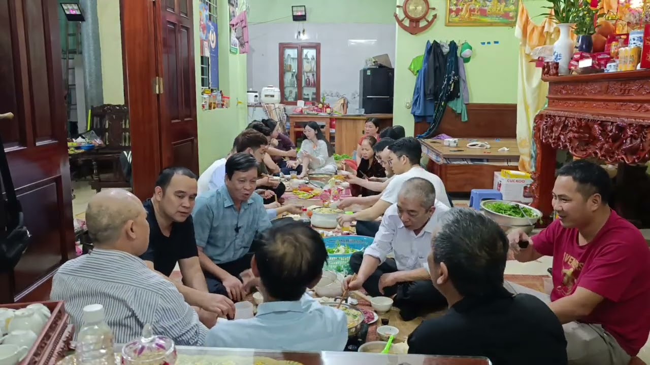 Tối mùng năm tết; Anh chị em cùng con cháu mừng thọ 70 cho bác trưởng trong gia đình?