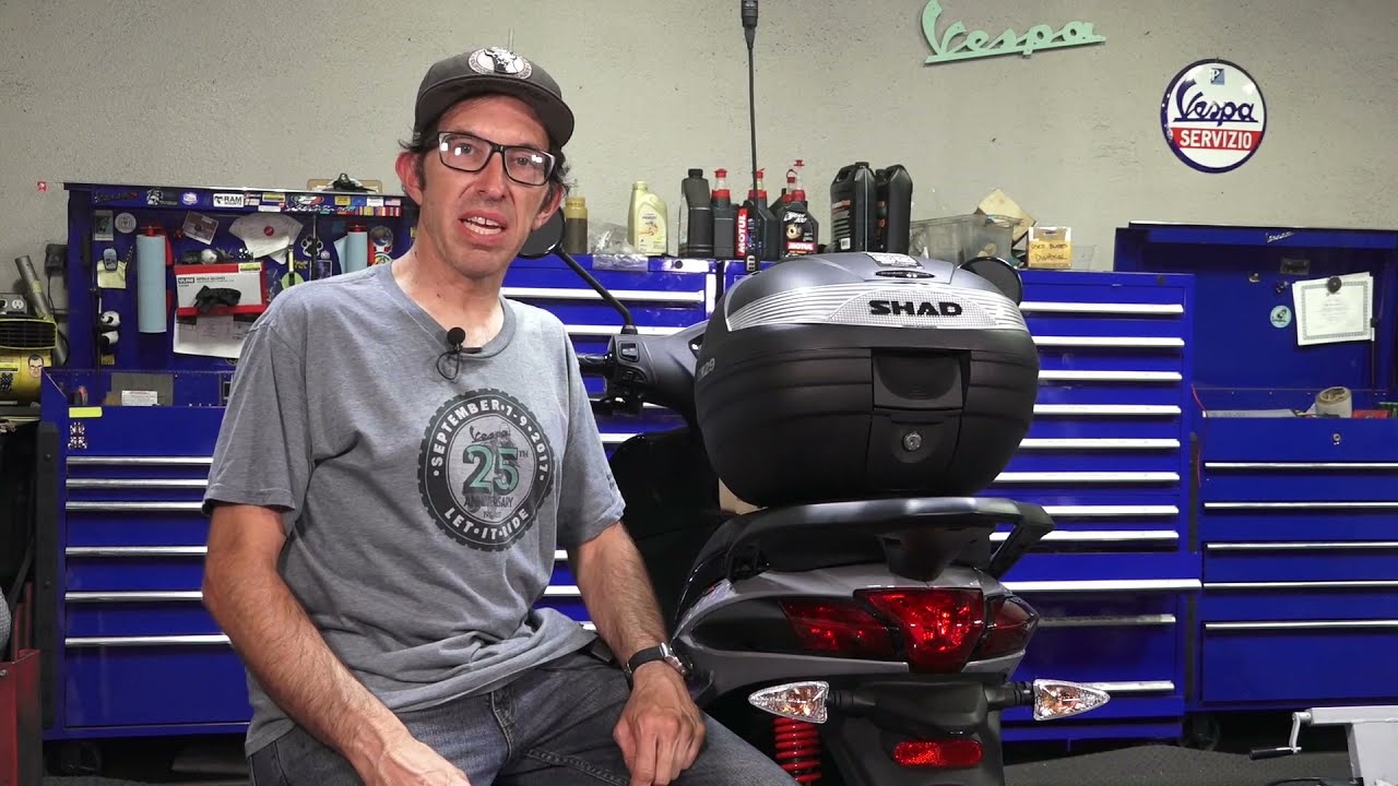 Как установить верхний кофр на скутер Piaggio Liberty