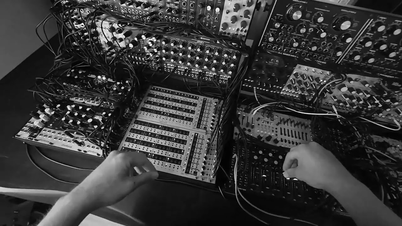 Improvised Techno (Live Modular) // Macbeth Oscillator // QMMF-4 // b:art // Ohmforce Bohm