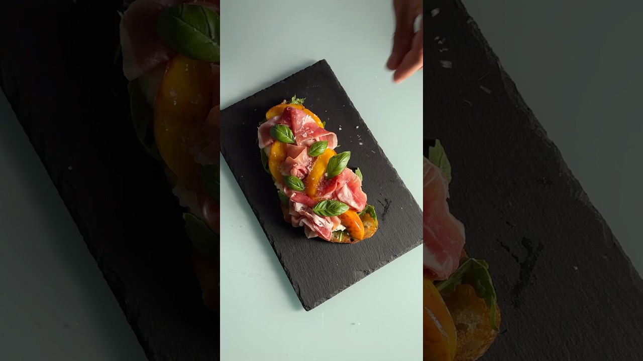 Тост с персиками и хамоном 