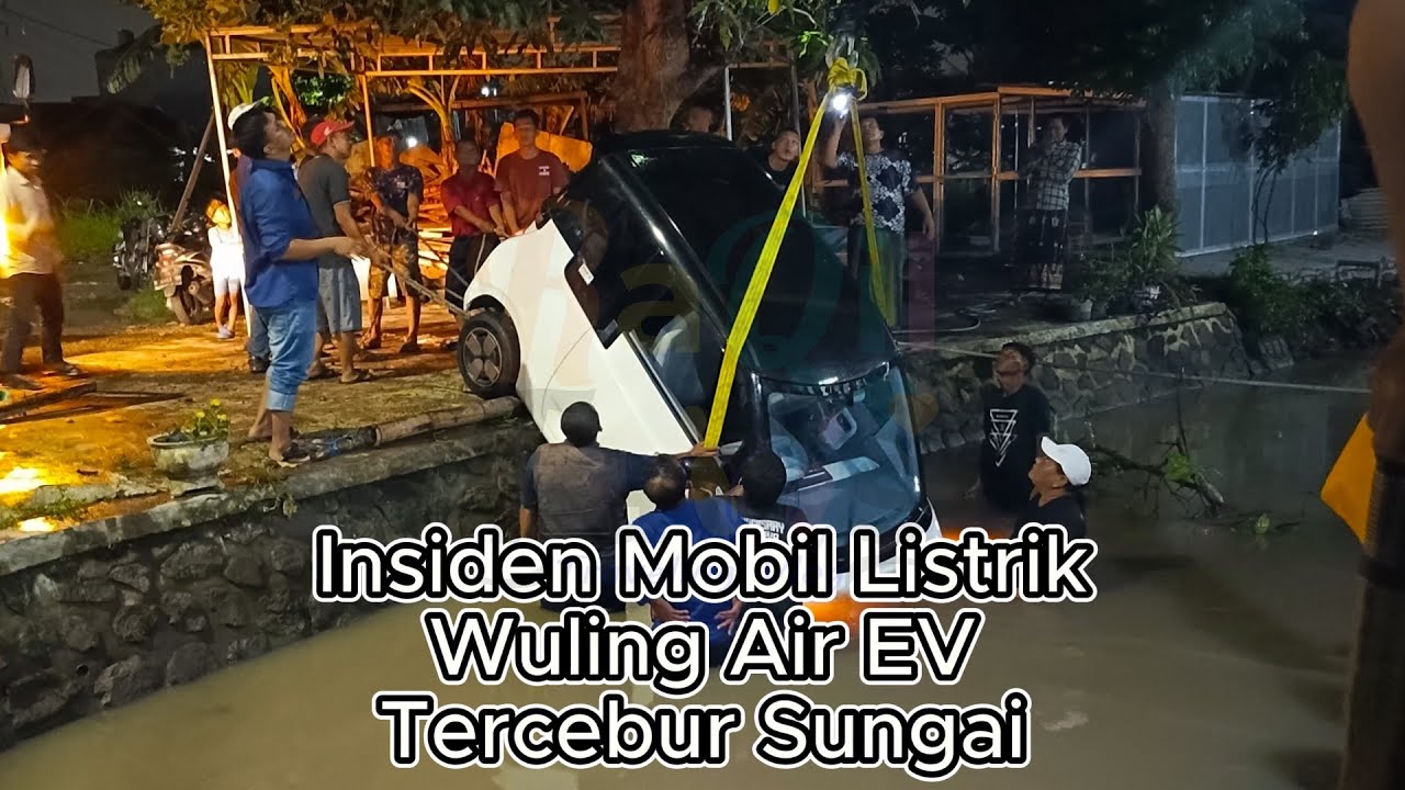 Proses Evakuasi Mobil Listrik Wuling Air EV Tercebur Sungai Di Wage Sidoarjo