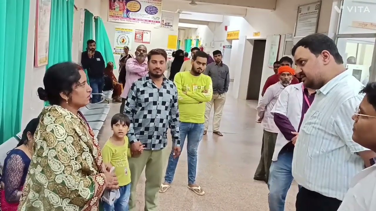 डीएम पहुंचे जिलाअस्पताल किये निरीक्षण, मरीजों से लिए जिलाअस्पताल और दवाओं की जानकारी।