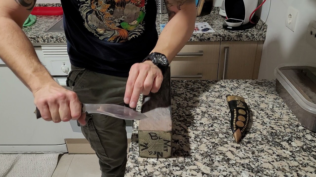 Asentado de filo de cuchillo Kukri con asentador de cuero y pastas