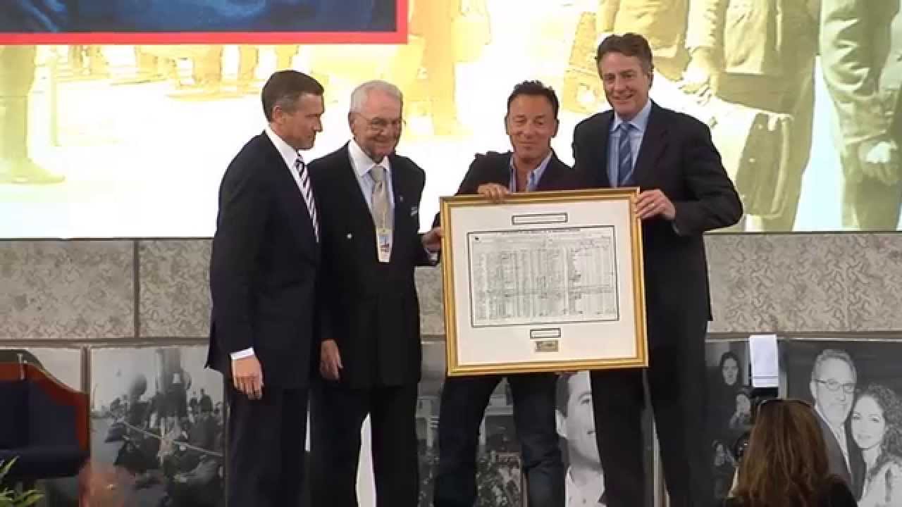 Bruce Springsteen accepts Ellis Island award with his mother & aunts