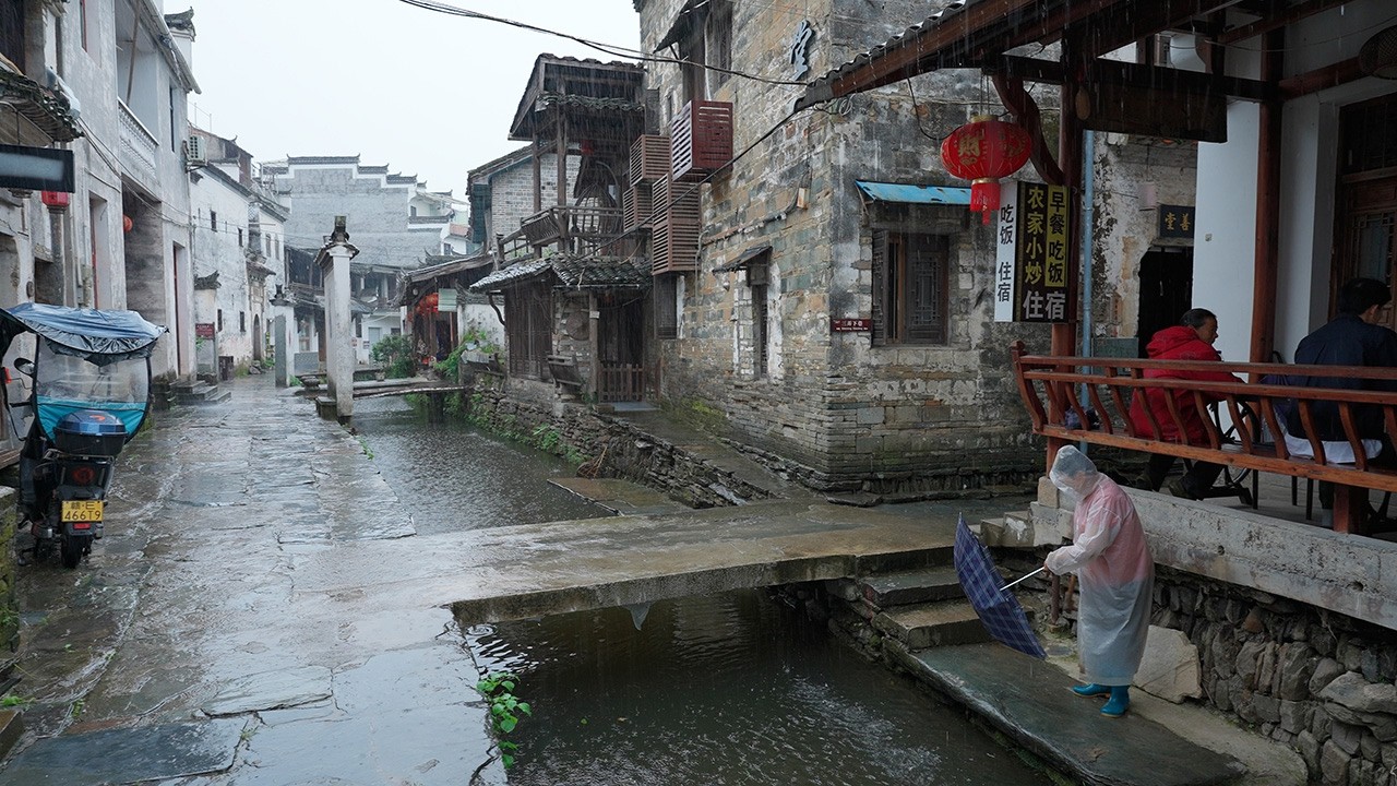 Relaxing rain walk in a traditional water village in southern China｜Chinese village life｜江西李坑村・4K