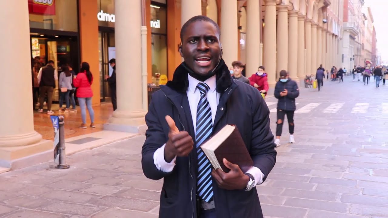 Guardate, un Predicatore Coraggioso  per le strada che predica Ges&ugrave; Cristo!!