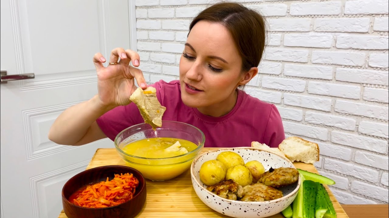 МУКБАНГ ГОРОХОВЫЙ СУП С РЕБРЫШКАМИ КОТЛЕТЫ МОЛОДАЯ КАРТОШКА MUKBANG PEA SOUP WITH RIBS CUTLETS ОВОЩИ