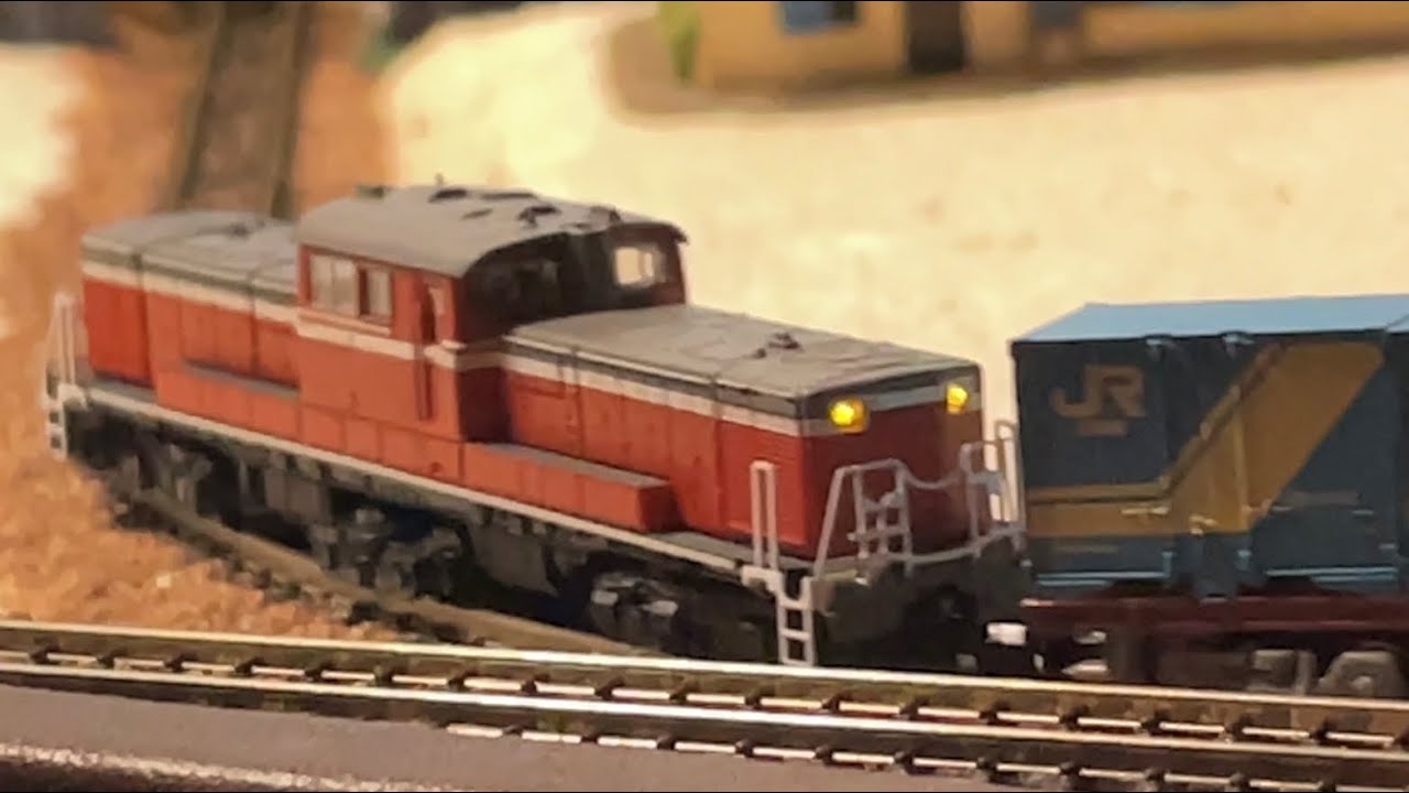 Rokuhan Diesel DD51 (1000 A Cold District )- Pulling freight (Z scale 1:220)