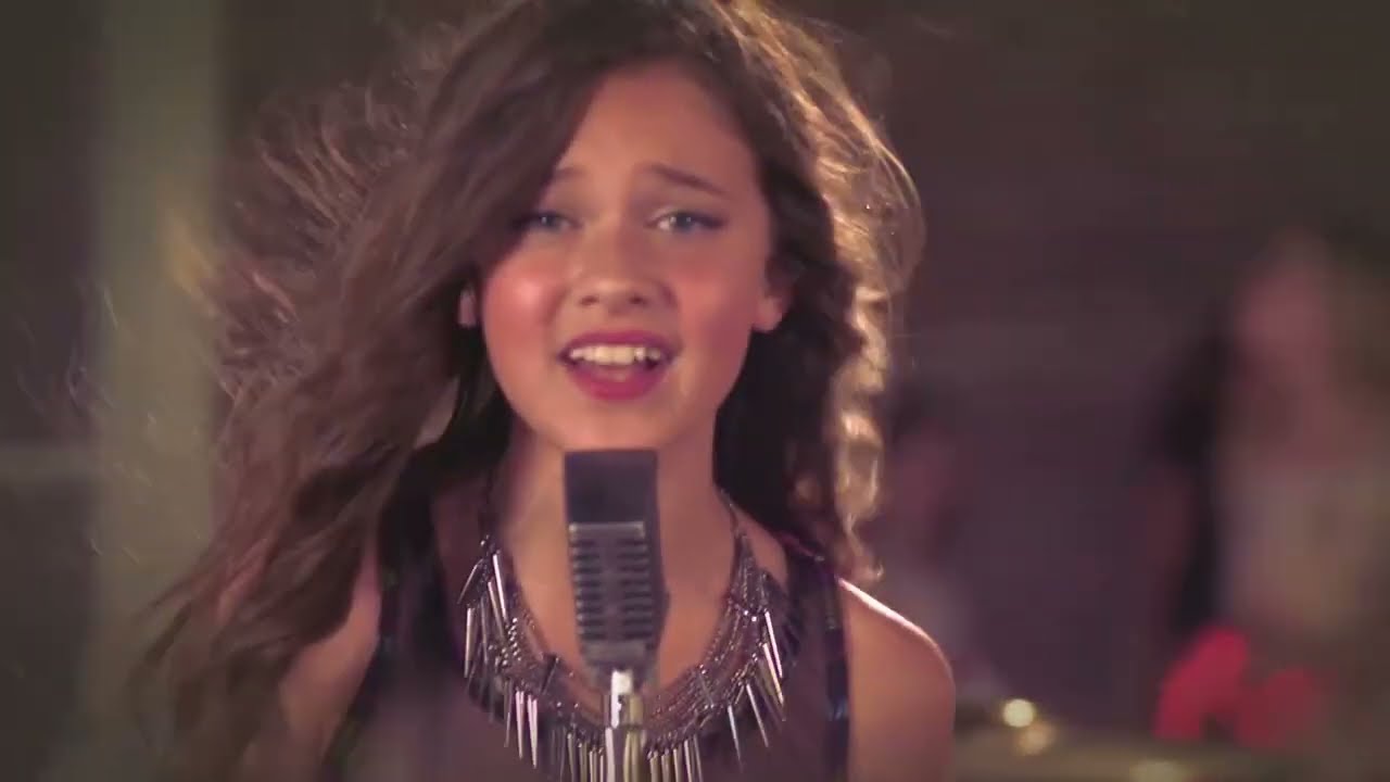 Cailee Spaeny - "Never Wanna Fall" Music Video